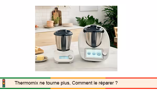 Thermomix allumé sur un plan de travail de cuisine, écran éclairé mais couteaux immobiles